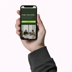 imagem de uma mão segurando um smartphone apresentando um site.