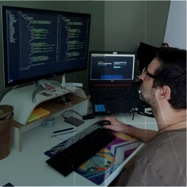 Profissional Web designer olhando para um a tela de um computador exibindo o código font.